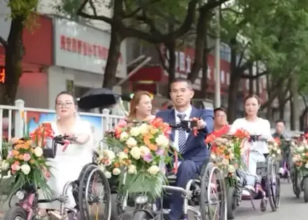 影/新娘提倡「綠色環保婚禮」　迎賓車隊是「52輛輪椅車」獲路人狂讚