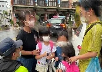 帶3孩子搭公車下車少2個！糊塗爸攔下巡邏警求救　半小時找到