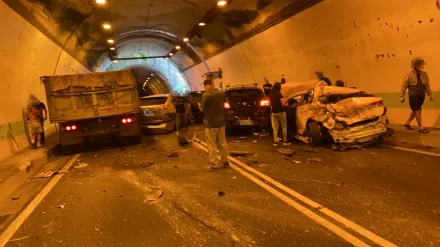 快訊/花蓮「跳浪隧道」爆重大車禍！砂石車、4自小客撞成廢鐵　全線中斷嚴重回堵