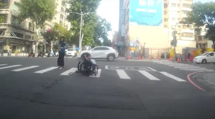 影／又坑人！高雄爛路害身障男跌落輪椅　網炎上：沒死人都不關注