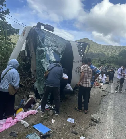 影/越南旅遊大巴側翻「車頭撞凹扭曲」　致車上陸客 4死8重傷
