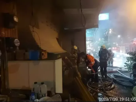 快訊/台南南區無人民宅晚間突遭祝融　消防員緊急破門滅火