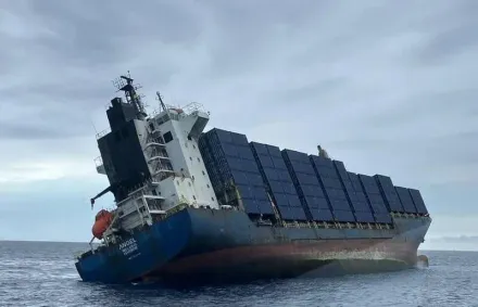 天使輪外海傾斜陷沉沒危機！上千貨櫃落海漂流　高雄二港口「一度封閉」