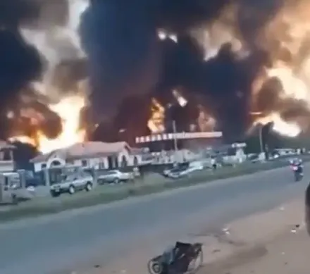 影/奈及利亞西南部油罐車爆炸陷火海釀20死　疑民眾哄搶翻車汽油肇禍