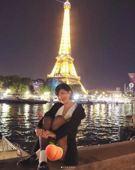 「人間水蜜桃」遊巴黎曬福利照！黑絲襪洩「絕對領域」　性感上帝視角嗨翻全網