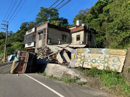 影/你累了嗎？新竹大貨車駕駛打盹撞民宅翻車　磚牆、鐵皮屋全塌