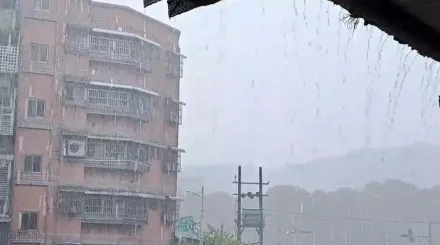 影/颱風來了嗎？基隆突狂風暴雨！民眾瞬間淋成落湯雞