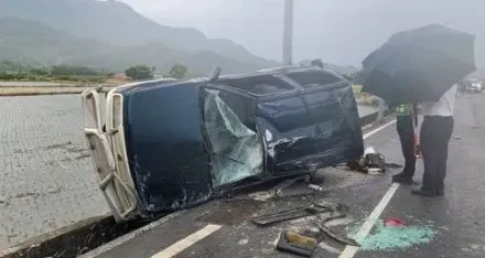 台東吉普車翻覆釀3傷！駕駛拋飛命危送醫搶救