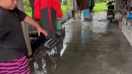 杜蘇芮災情/花蓮玉里施工中水溝遭豪雨灌滿！大水從缺口淹入民宅
