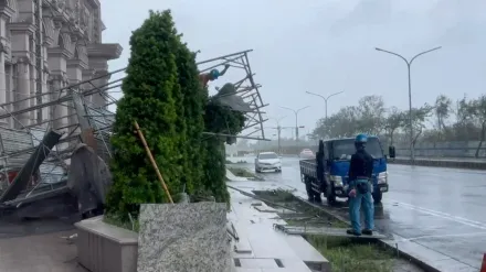 杜蘇芮災情/14級強風狂掃！台南工地鷹架倒塌　鹿耳門電桿整排吹倒