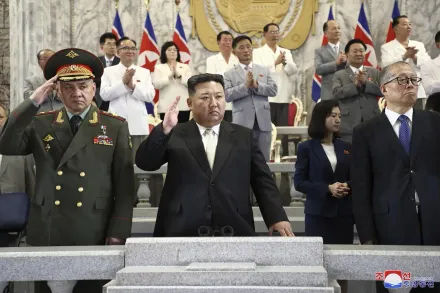 北韓閱兵秀核武飛彈、無人機　金正恩與中俄代表「鐵三角」並肩觀禮
