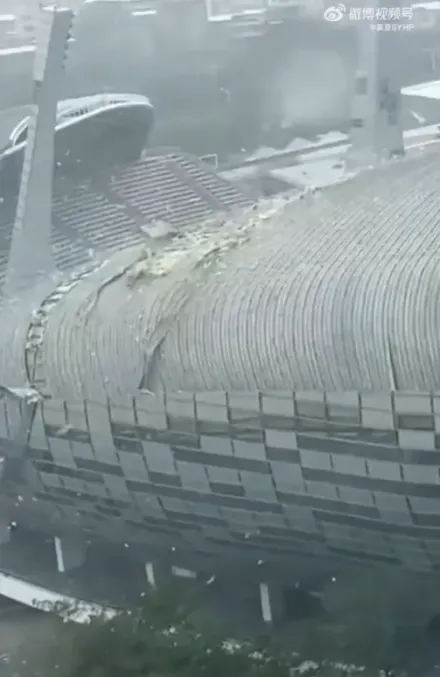 影/杜蘇芮襲泉州！海峽體育館屋頂遭掀翻　五月天8月演唱會或延期