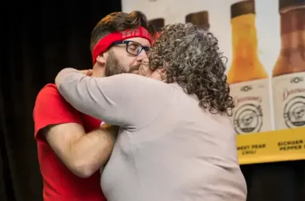 加拿大夫妻吃辣椒挑戰「最火辣的吻」　狂親15分鐘刷新世界紀錄