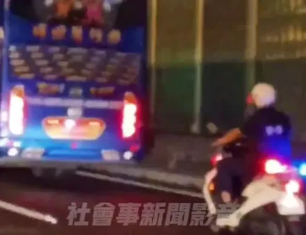 影/警騎機車國1飆攔遊覽車！原來是他撞車落跑趕載客