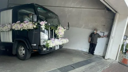 李玟告別式/靈車曝光！紫、白色鮮花包圍車身　離開香港殯儀館直奔火化場