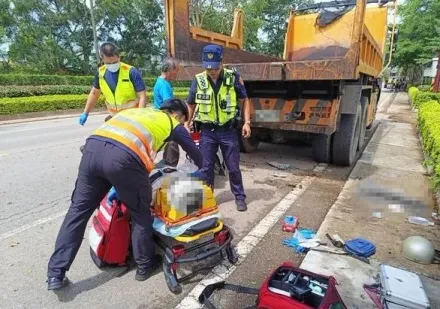 未注意路邊停靠大貨車！機車插進車斗…騎士倒栽蔥頭部重創　送醫搶救中