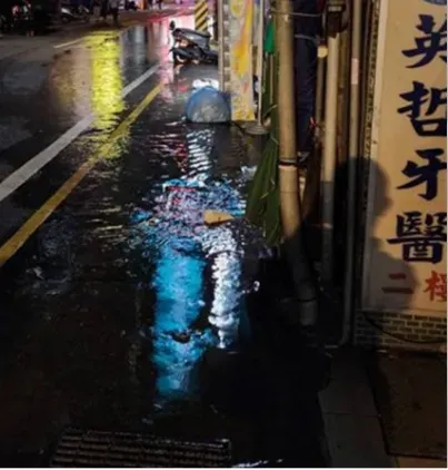 卡努颱風還沒踏進門！基隆先「海水倒灌」　愛四路商圈「淹起來」商家急抽水