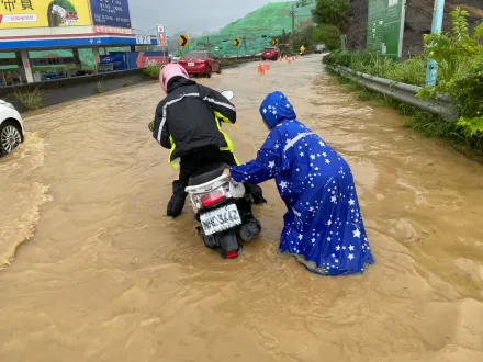 卡努災情/新竹寶山大雨釀災！往竹科路上遭泥水灌滿　車拋錨騎士摔傷