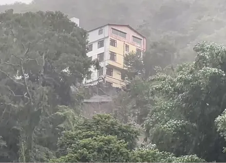 卡努災情/南投大雨掏空路基！「飯店懸在崖邊」險象環生　土石流沖刷2民宅3車輛