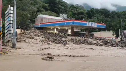 仁愛鄉南豐村遭土石流侵襲！車輛全泡水、加油站被掩埋