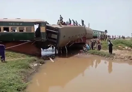 影/巴基斯坦驚傳火車出軌！乘客拋出、屍體散布路邊　至少19死50傷