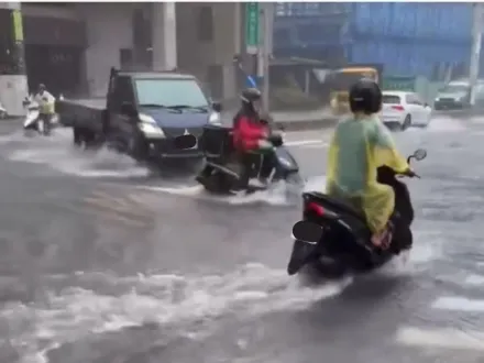 影/台南市區「水上摩托車」奇景曝！　豪大雨排洩不及！挨轟排水系統失靈