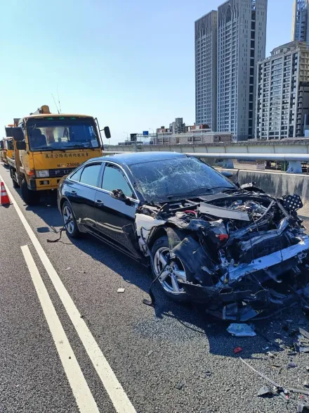 快訊/國1北向林口匝道轎車追撞「車頭全爛」！占用2車道、車流回堵5公里