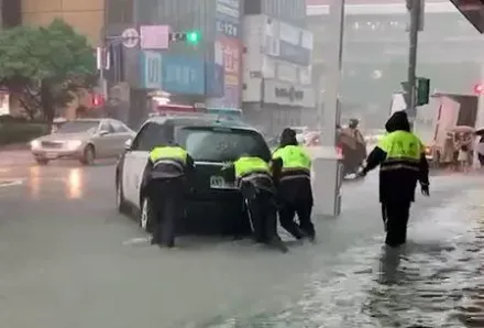 影/警局慘遭水攻片！北市豪雨「瞬間淹起來」4警急推巡邏車避難