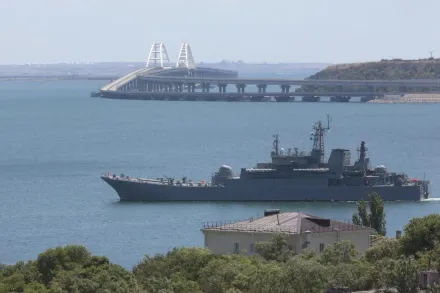 俄稱烏軍發射火箭襲擊克里米亞大橋　於克赤海峽遭攔截
