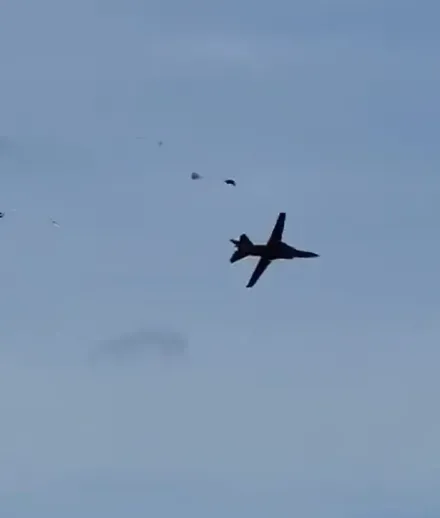 影/美航展傳意外！米格-23戰機墜毀　2飛行員驚險「彈射逃生」畫面曝