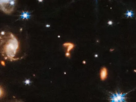 超酷！外太空出現「大大的問號」　科學家：兩個星系碰撞