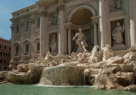 影/女遊客隨意踩踏羅馬噴泉「拿水瓶裝水」　脫序行為一旁民眾全看傻