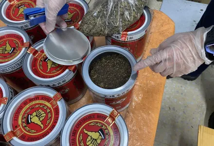 影/竹聯、四海幫合作走私毒品　進口知名「手標牌」泰式茶夾藏1.3億大麻花