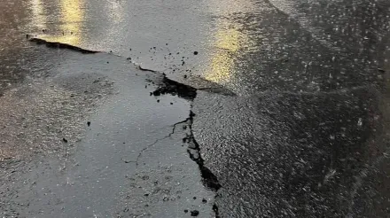 高雄雷雨轟炸不平靜　鳳山區爆馬路塌陷…驚見3公尺裂痕！