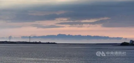 罕見奇景！澎湖堆雲層如空中潑墨山水畫　民眾驚艷不已