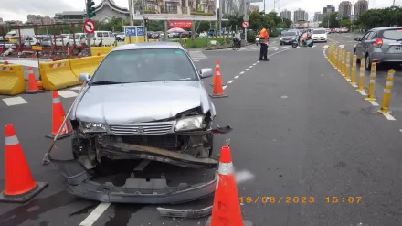 影/驚悚瞬間曝光！自小客車違規左轉撞飛黑賓士　糗衝工地出不來