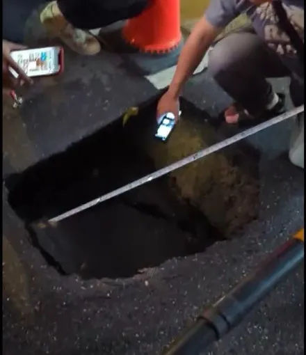 民生東路巷口路面坍塌釀1公尺坑洞　北市派員處理