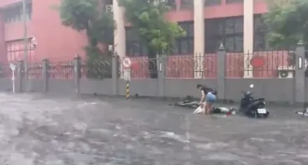 影/大雨急淹半個輪胎高！板橋街頭成滑水道　民眾被迫「泛舟」