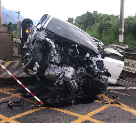 影/鐵道上的猴子？花蓮驚見「轎車撞太魯閣號」淪廢鐵　酒駕男依法送辦