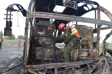 影/燒到只剩骨架！巴基斯坦巴士小卡車相撞起火　至少18人當場死亡