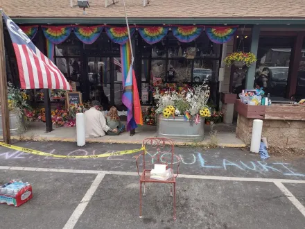 挺LGBTQ！服飾店老闆門口「掛彩虹旗」　遭男子辱罵開槍射殺