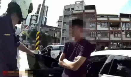 影/超瞎！19歲賓士男開車吸笑氣　恣意睡著車逆向停路中