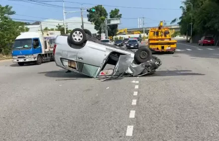 苗栗台6線自小客車過彎撞護欄翻覆　車底朝天1傷送醫