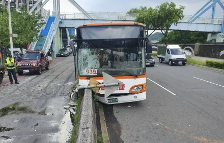 快訊/新店環快公車自撞分隔島　車上24乘客3人受傷1人骨折