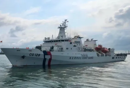 台籍漁船日本公海起火棄船獲救　海巡「宜蘭艦」當UBER千里送藥