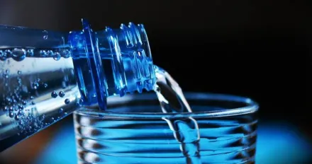 車內塑膠瓶裝水「喝了恐致癌」？專家揭：是錯的　但建議別喝