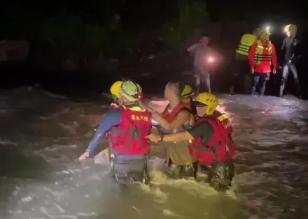 屏東午後雷雨溪水暴漲！警消冒險渡河搶救4溯溪客