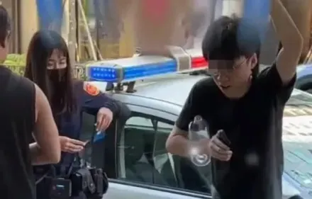 影/求偶片！超正女警幫處理車禍　新店男當場跳起「恐龍扛狼」舞還比YA