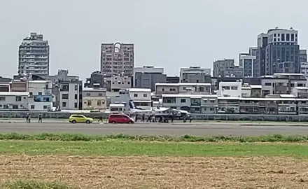 快訊/「高雄小港機場」飛測機衝出滑行道！最新畫面曝光