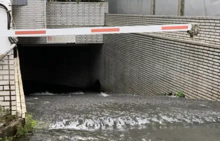 影/台南安平「河水倒灌」！水淹半個輪胎高　地下停車場慘變集水區